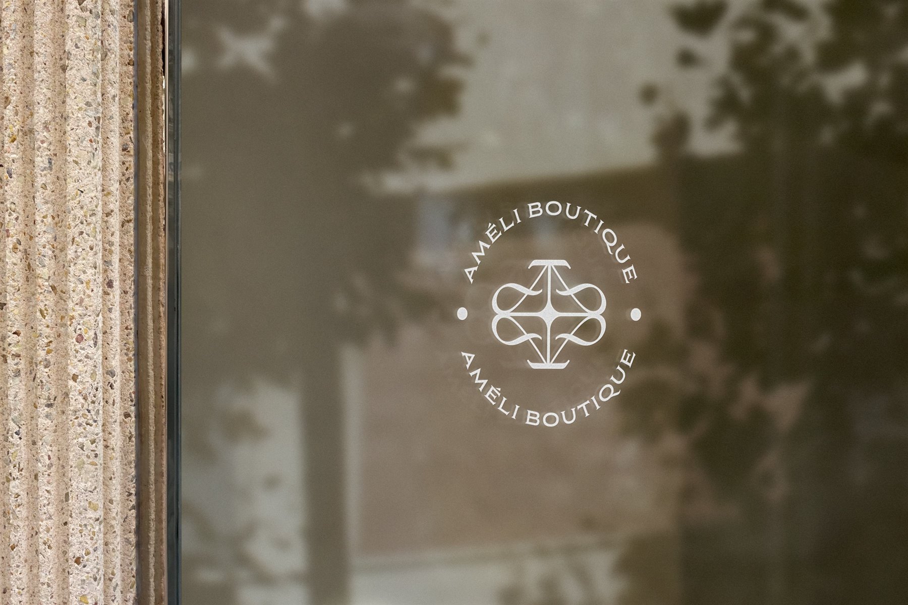 Монограма AMÉLI Boutique на вітрині бутика